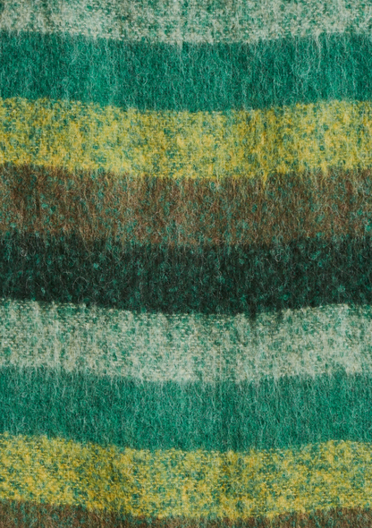 Gros plan sur la matière en mohair de l’écharpe rayée verte avec des tons verts, jaunes et marron.
FK-AT-EZEKIEL_709 - La fee maraboute